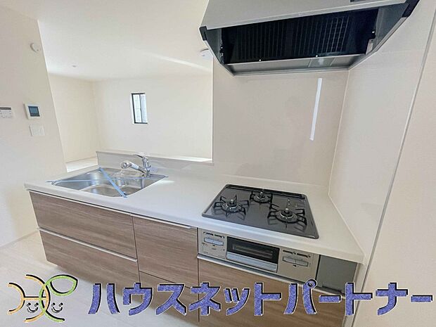 人工大理石のワークトップやシンクは、水を流しただけできれいになったように見えます。白いキッチンは明るく清潔感があり、とっても素敵です。