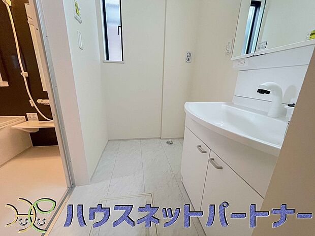 毎日使う洗濯機。しっかりと奥行きのある置き場が確保されています。