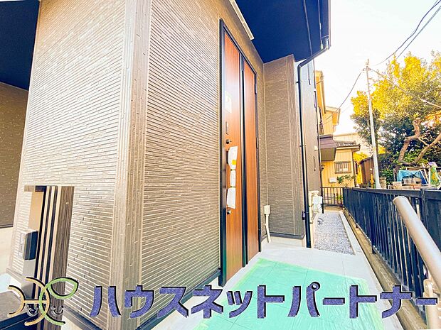 玄関の扉を開けると家族の待つお家。幸せを感じる瞬間です。