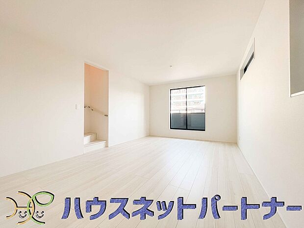 階を移動する際にリビングを通る、リビングイン階段。自然なかたちで家族が集まるため、お子様の個室が1階や3階にある場合でも、毎日の挨拶や会話が増えやすくなります。