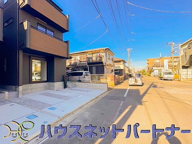 前面道路でお車を駐車するのも楽々。