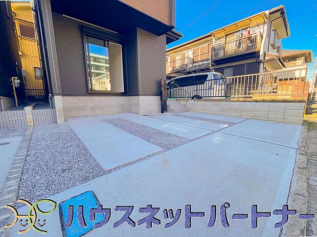 ゆったりとした駐車スペースを確保いたしましたので、大きめのお車でも駐車可能です。自転車やバイクなど、ゆとりのある敷地で置き場所に困ることはないでしょう。