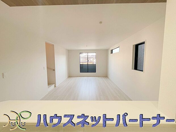 キッチン吊戸棚を無くす事によって、コミュニケーションを重視した設計に致しました。区画によって変わる一体感を、実際にご覧になって頂けましたらと思います。 