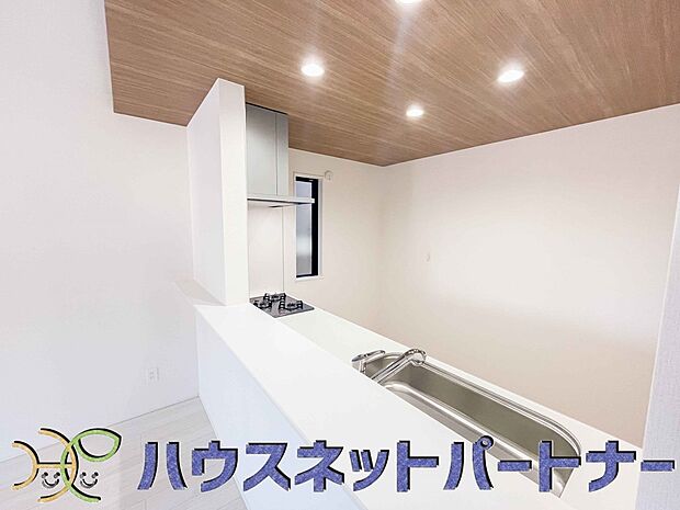 家族の様子を見ながらキッチンでお料理。一日の出来事を会話しながらの家事は嬉しいコミュニケーション。