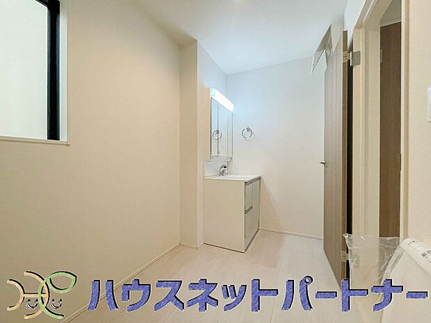 広い脱衣所、洗面台も大きなサイズを設置。建売では見ない広さと解放感。