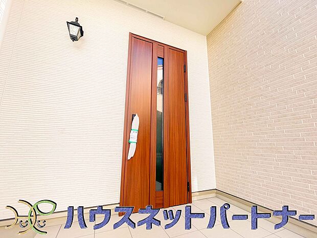 玄関の扉を開けると家族の待つお家。幸せを感じる瞬間です。