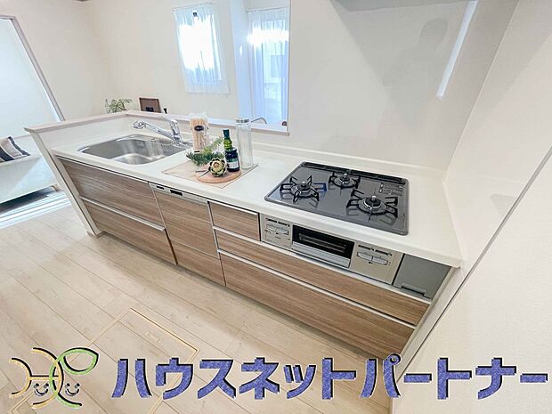 三口コンロで料理の幅を拡げてくれる使いやすいシステムキッチンを採用。洗い場も大きいので野菜や食器を洗ったりする際にも捗り、奥様の強い味方となってくれるはずです。