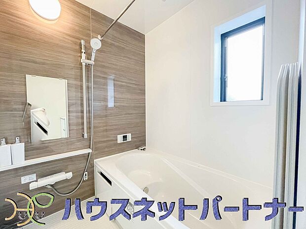 心地よいバスタイムを演出する浴室はゆとりあるサイズを採用。保温機能付き、汚れをはじく有機ガラス系の新素材を採用した浴室。美しく機能的な設備を採用。