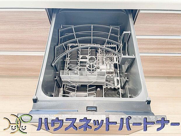食器洗いのわずらわしさから開放してくれる嬉しい設備。後片付けの手間を減らし奥様の時間を有効活用できます。お湯と洗剤を使う機会が少なくなるため、手荒れ防止にも。