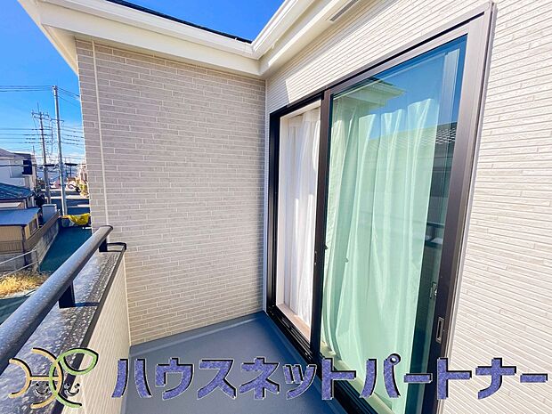 陽当りが良いと、洗濯物が乾きやすいですし、湿気やカビの心配も減るので快適です。寒い冬の日でも、日差しが届くと家の中が暖かくなりますね。