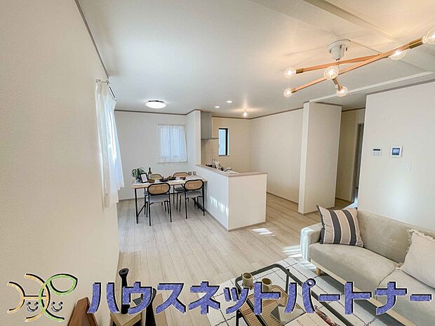 明るく開放的なダイニング。家族とのコミュニケーションが取りやすく、みんなの笑顔が溢れます。