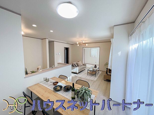 お料理できたらカウンターから手渡しができます。家族で会話をしながらお料理を楽しく。