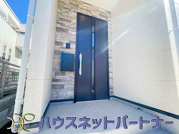 玄関の扉を開けるとそこは家族の待つお家。笑い声が聞こえてきそう。