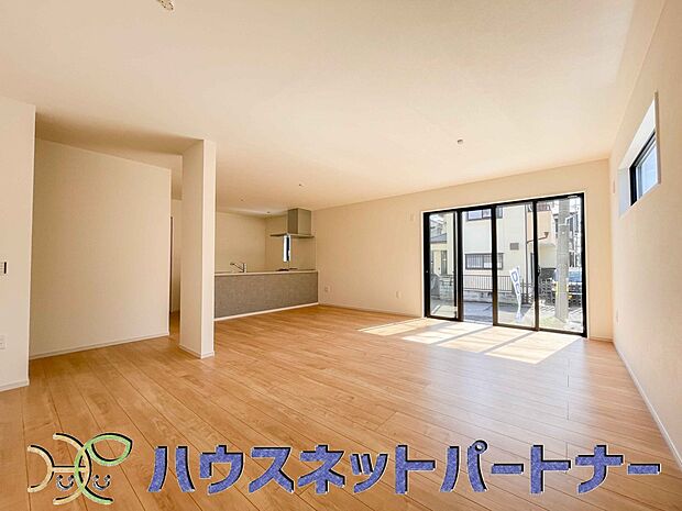 明るい日差し入るリビングは、お友達を招きパーティーが楽しめる広さですよ。