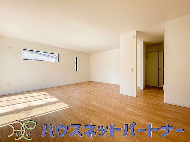 通風・採光に優れ、心地よい光と風が溢れています。 贅沢で豊かな居住性と、プライドを満たすクオリティが見事に調和した住空間。新築ならではの快適なひとときをご体感頂ける筈です。