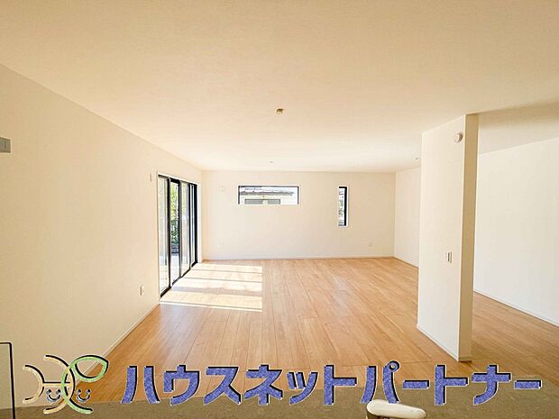 太陽の光が照らす明るいリビングは、開放感があり通風・採光に優れ、心地よい光と風が舞い込んできます。心休まるリビングは何よりも快適な時間を過ごせます。