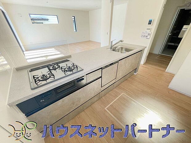 ビルトイン食器洗乾燥機完備。家事のお手伝いをしてくれる奥様の味方です。食器を洗っている間にお掃除など、様々なシーンで家事の時短に役立つ食洗機。省スペースのビルトインタイプを採用致しました。