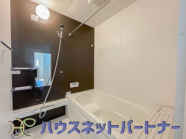 心地よいバスタイムを演出する浴室はゆとりあるサイズを採用。保温機能付き、汚れをはじく有機ガラス系の新素材を採用した浴室。美しく機能的な設備を採用。