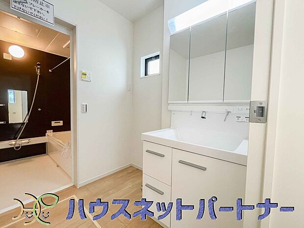 家の中でも特にプライベートスペースとなる洗面所は、洗濯場所と浴室を同じ空間でまとめております。小窓を設置しておりますので、熱気などが籠りやすい空間でちょっとした空気の入れ替えを。