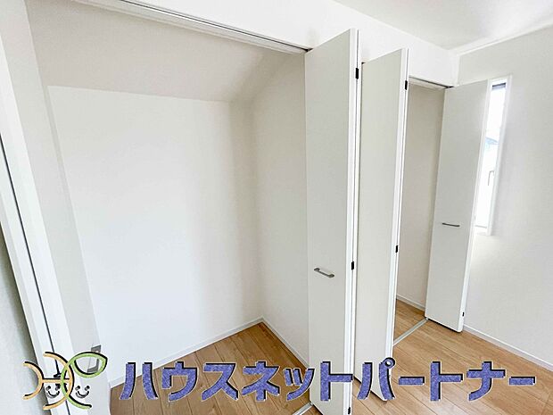 壁面クローゼットのメリットは、衣類が横一列に並ぶためひと目で洋服が選びやすいこと。衣類をたくさんお持ちの方も、限られたスペース内に無理なく収納することができます。