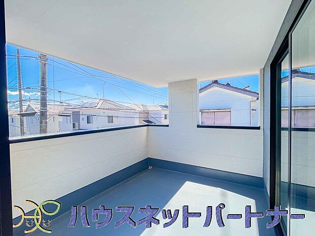 インナーバルコニーの一番のメリットは、雨が降っても使えるという事です。通常、インナーバルコニーは、上の屋根が掛かっていますので雨に濡れることがほとんどありません。