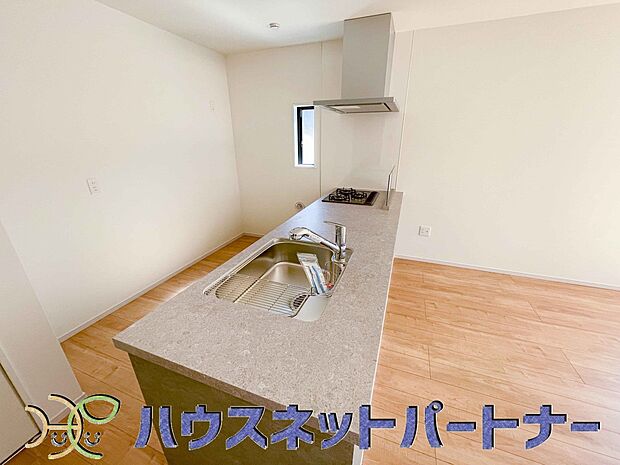 キッチン吊戸棚を無くす事によって、コミュニケーションを重視した設計に致しました。区画によって変わる一体感を、実際にご覧になって頂けましたらと思います。