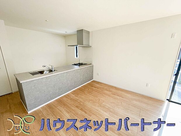 カウンターがあると配膳が楽なことがメリットの一つ。後片付けをするときも、ダイニングテーブルからあまり動かずに流し台へ運ぶことができるので便利です♪