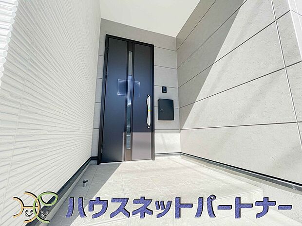 お客様も迎える玄関は高級感のある造りです。