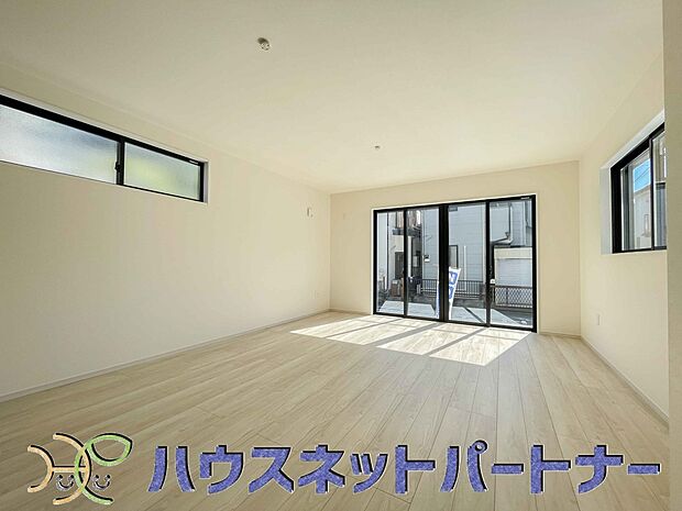 太陽の光が照らす明るいリビングは、開放感があり通風・採光に優れ、心地よい光と風が舞い込んできます。心休まるリビングは何よりも快適な時間を過ごせます。