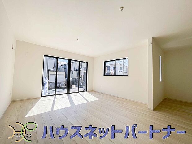 太陽の光が照らす明るいリビングは、開放感があり通風・採光に優れ、心地よい光と風が舞い込んできます。心休まるリビングは何よりも快適な時間を過ごせます。