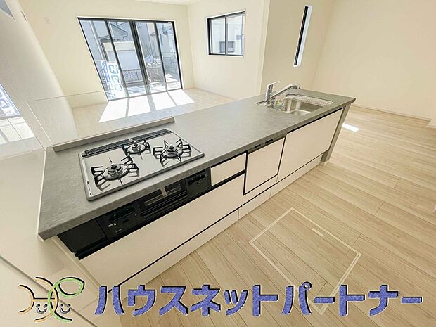 三口コンロで料理の幅を拡げてくれる使いやすいシステムキッチンを採用。洗い場も大きいので野菜や食器を洗ったりする際にも捗り、奥様の強い味方となってくれるはずです。