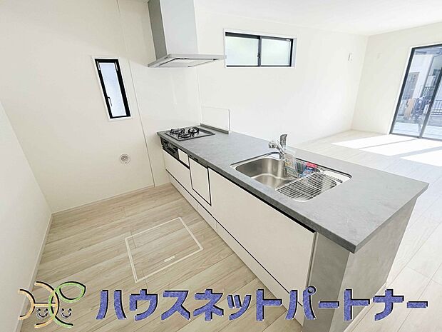 家族の様子を見ながらキッチンでお料理。一日の出来事を会話しながらの家事は嬉しいコミュニケーション。