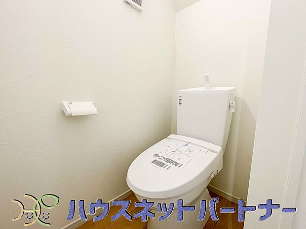 快適な生活を送るための必須アイテムとなった洗浄機能付トイレ。おしり洗浄、ビデ洗浄、暖房便座の3つの機能を標準装備しています