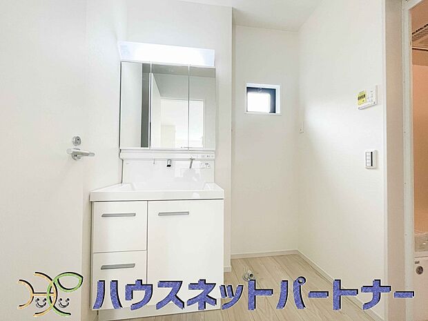 明るい清潔感のある洗面所は、鏡も大きくシンクが広々。朝の支度も楽にこなせます。