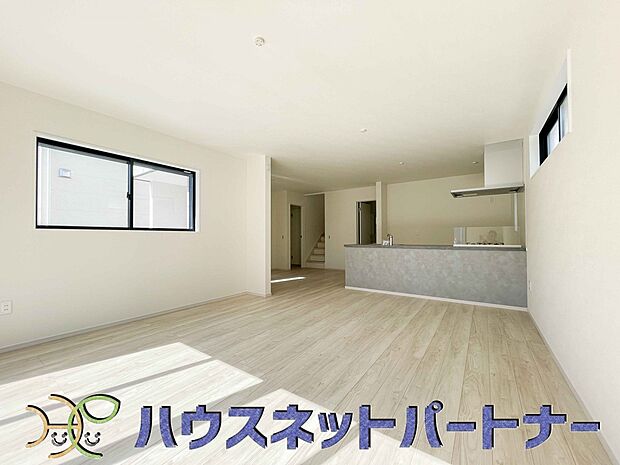 リビングは、食事スペースと寛げる場所設けてもまだ余裕の広さ。明るい光が照らしてくれます。