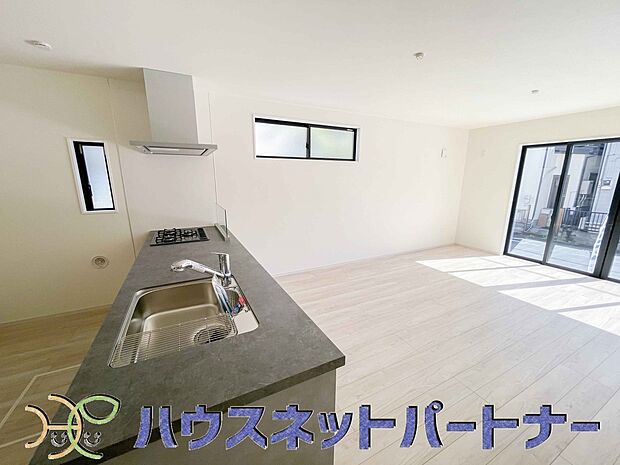 キッチン吊戸棚を無くす事によって、コミュニケーションを重視した設計に致しました。区画によって変わる一体感を、実際にご覧になって頂けましたらと思います。