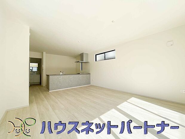 明るく開放的なダイニング。家族とのコミュニケーションが取りやすく、みんなの笑顔が溢れます。