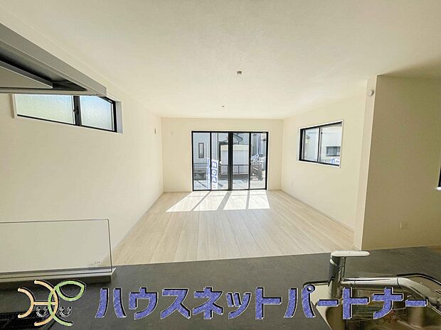 明るい自然光が入る作業スペースを多くとったキッチン採用。夫婦揃ってキッチンに立っても調理がしやすく、家事をしながら会話も弾みます。食器類もすっきりと片付く収納力。