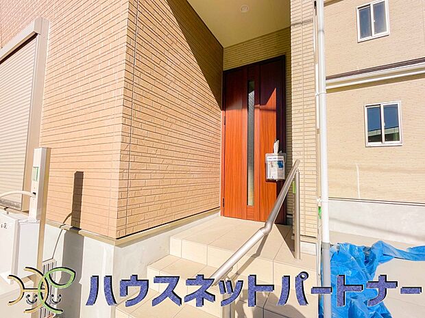 玄関の扉を開けると家族の待つお家。幸せを感じる瞬間です。