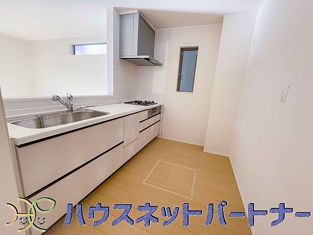 明るい自然光が入る作業スペースを多くとったキッチン採用。夫婦揃ってキッチンに立っても調理がしやすく、家事をしながら会話も弾みます。食器類もすっきりと片付く収納力。