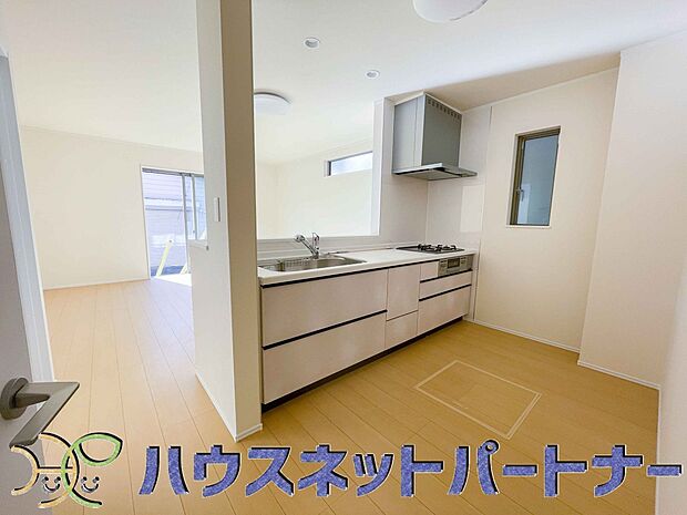 カウンターキッチンは広くて収納力もあるので、快適に料理をすることができます。食器や炊事用具を手の届くところに配置しやすいため調理もスピーディーです。