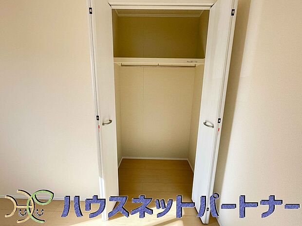 壁面クローゼットのメリットは、衣類が横一列に並ぶためひと目で洋服が選びやすいこと。衣類をたくさんお持ちの方も、限られたスペース内に無理なく収納することができます。
