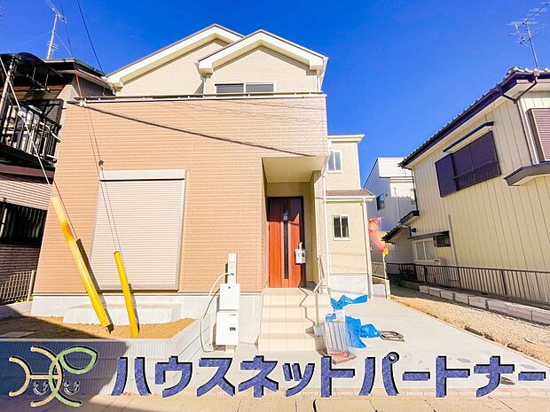 堂々たる趣ながら、主張し過ぎずどこか余裕を感じさせるシャープなフォルムで佇む邸宅は、晴天の空と照らし合わせる事で、本来あるべき完成形の姿を見せてくれます。