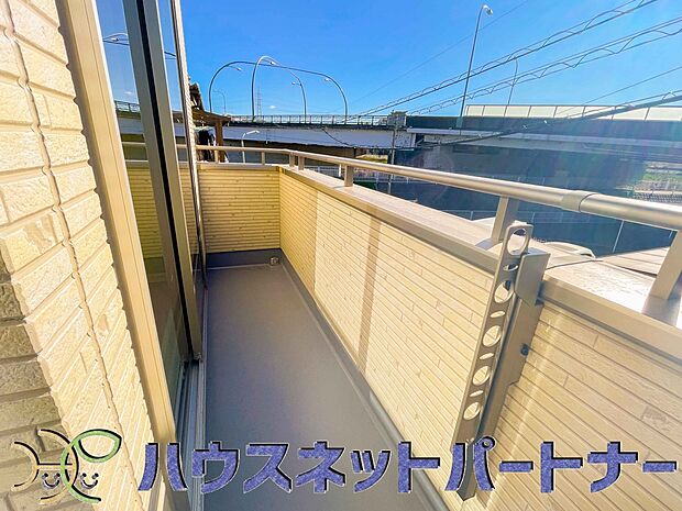 青い空が近くに感じるバルコニーは、爽やかな風をお部屋へ運んでくれます。