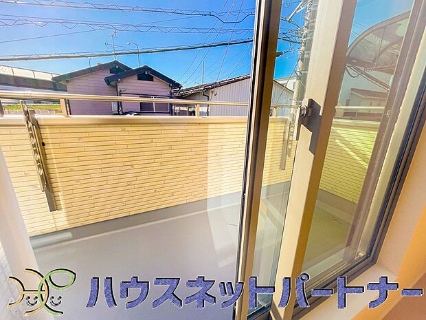 バルコニーから差し込む陽光・通風は、住環境・快適性と共に有り続ける貴重な「財産」です。この新築戸建に住まう事で手に入れるものは、きっと日常にとっても貴重な存在となるはずです。