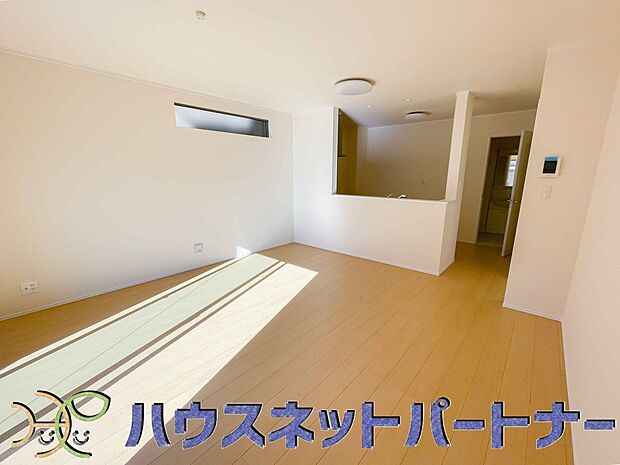 リビングは、食事スペースと寛げる場所設けてもまだ余裕の広さ。明るい光が照らしてくれます。