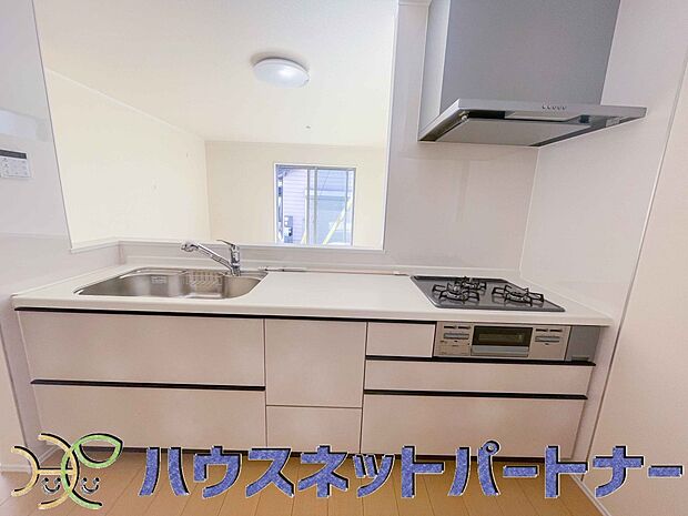 明るく開放的なオープンキッチン。家族とのコミュニケーションが取りやすく、みんなの笑顔が溢れます。