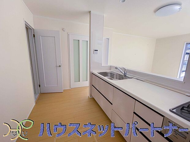 人工大理石のワークトップやシンクは、水を流しただけできれいになったように見えます。白いキッチンは明るく清潔感があり、とっても素敵です。