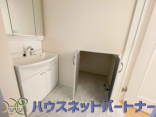 タオルやパジャマ、下着、掃除用品などランドリーに置きたいアイテムを一気に収納してくれる、あると便利サニタリー収納。