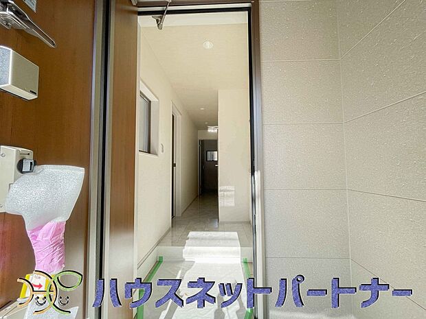 玄関の扉を開けると家族の待つお家。幸せを感じる瞬間です。